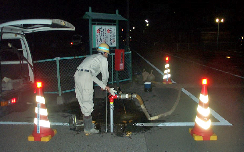 水道管の洗管作業の様子