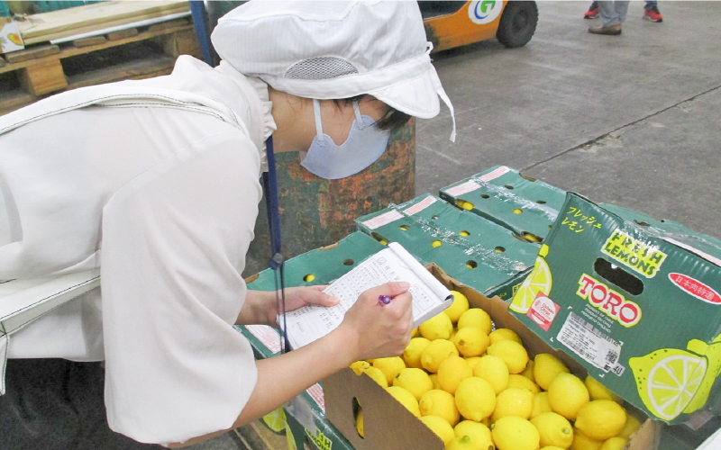 食品の検体採取の様子